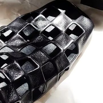 Men Shoes 2026 - รองเท้าแตะส้นแบนสีดำสำหรับผู้หญิง รุ่น 2026 หัวเหลี่ยม ดีไซน์โปร่งลายสาน สวมใส่ง่าย